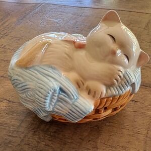 1983 Avon Sleeping Kitten Basket Ceramic Pomander Fragrance Jar Tan‎ Potpourri